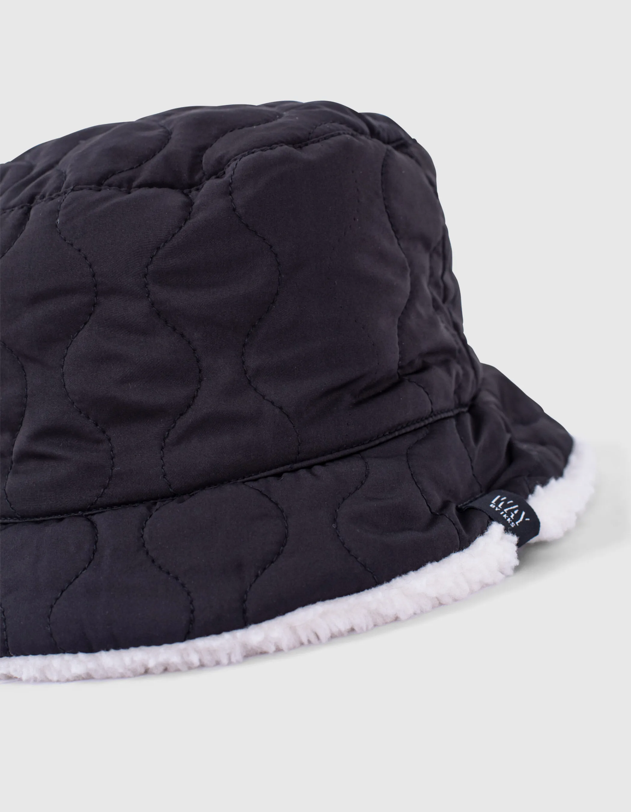 Bob réversible noir matelassé ou écru Sherpa fille