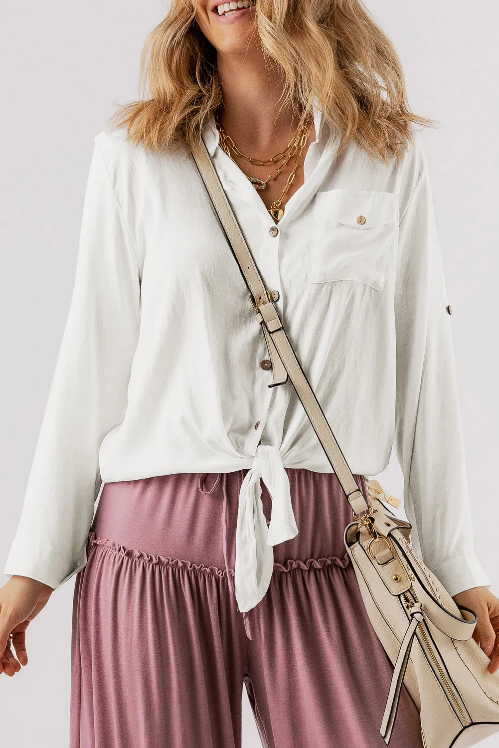Chemise décontractée nouée à manches retroussées blanche