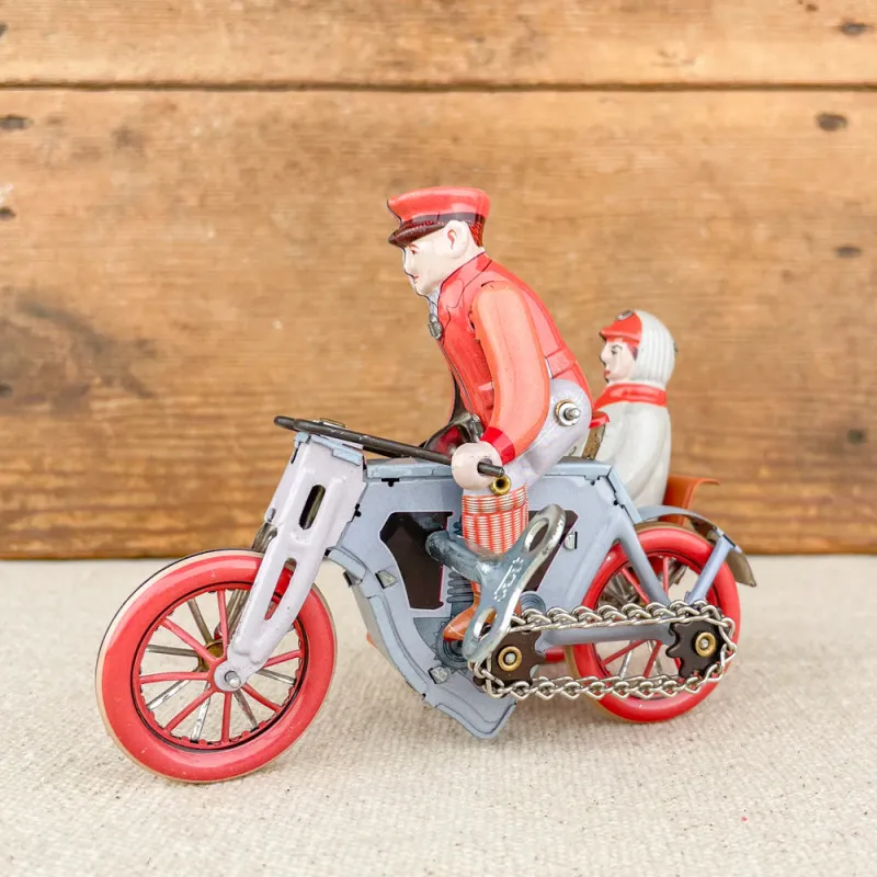 Couple sur moto et side-car