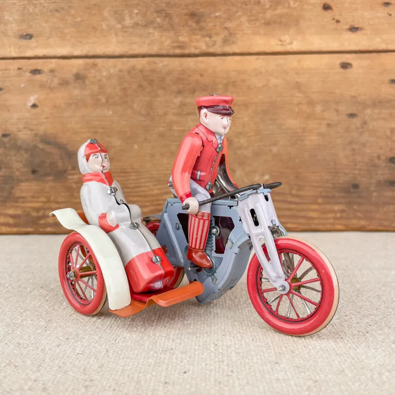 Couple sur moto et side-car