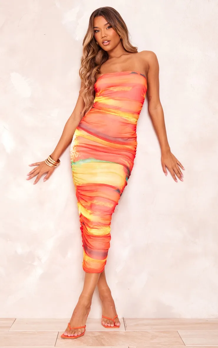 Robe bustier longue en mesh rouge froncée à imprimé abstrait