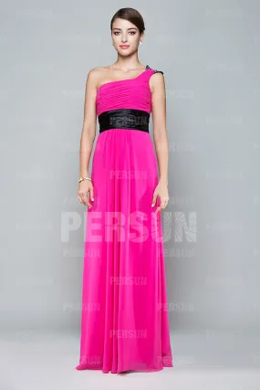 Robe chic soirée rose fuchsia asymétrique plissée ceinturée en noir
