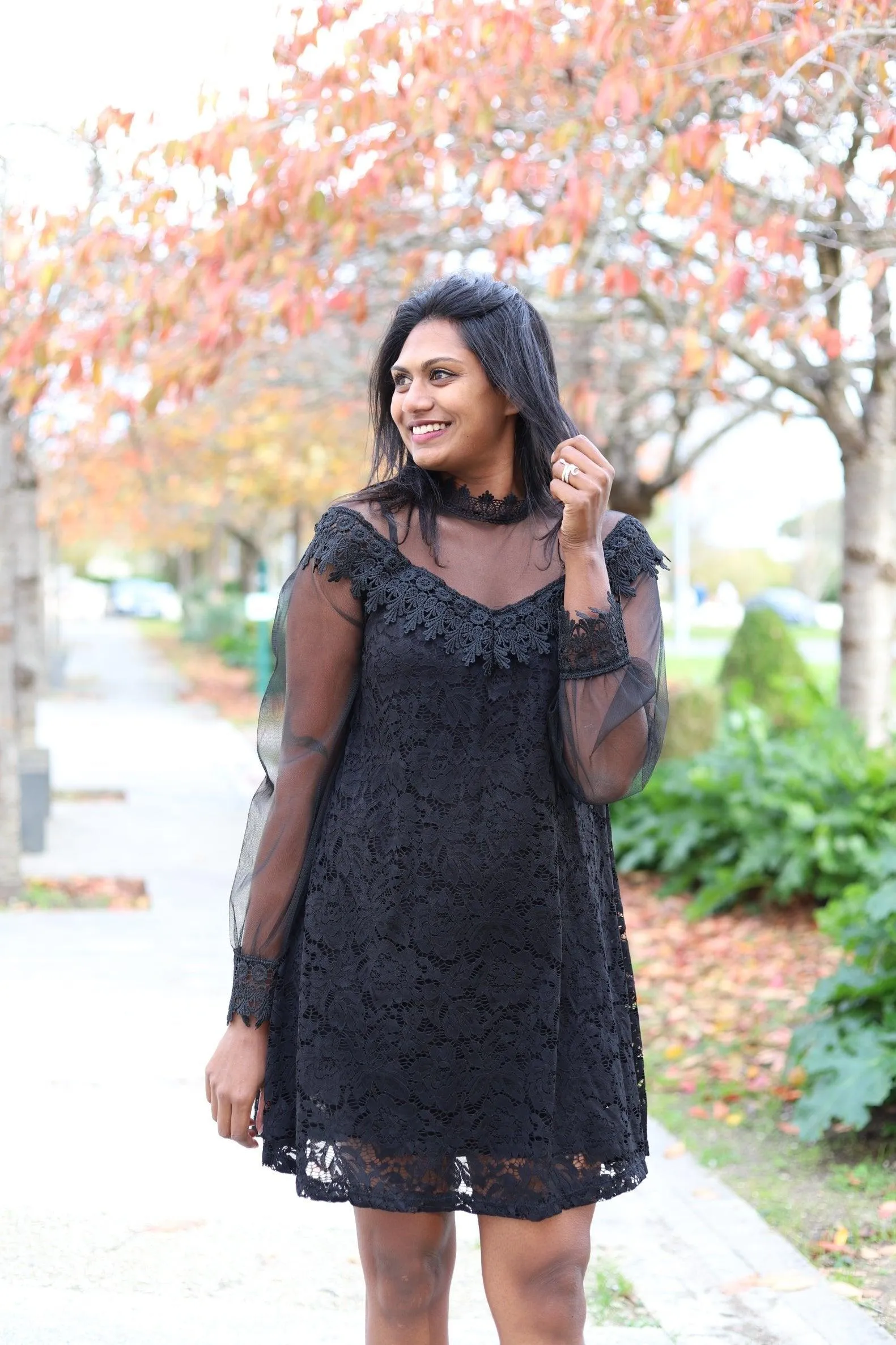 Robe Courte en Dentelle avec Manches Longues