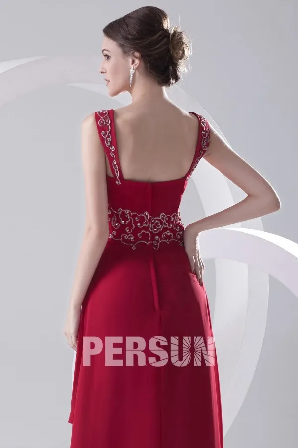 Robe rouge décolleté carré ornée de broderie et de paillettes