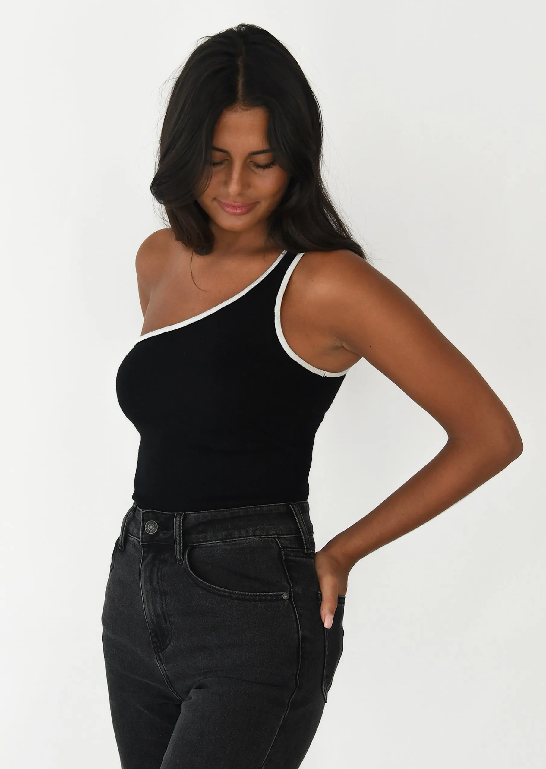 Top asymétrique à liseré contrastant